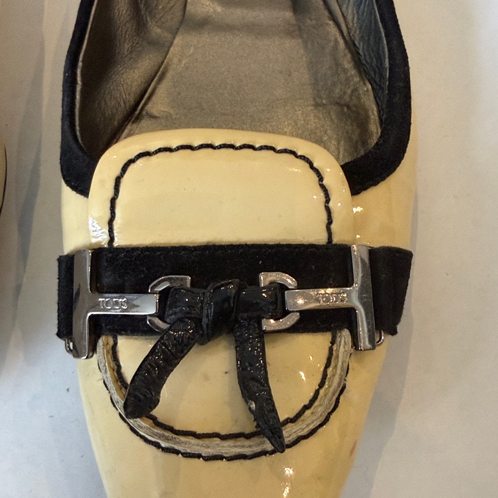 Tod’s Elegant Cream Patent and Black Suede Trim Women's Loafers - Picture 6 of 7